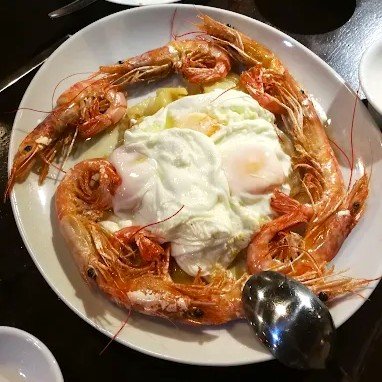 Huevos rotos con langostinos